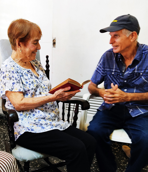 Jorge Pareta entrevistando a la poetisa cubana Juanita Conejero.